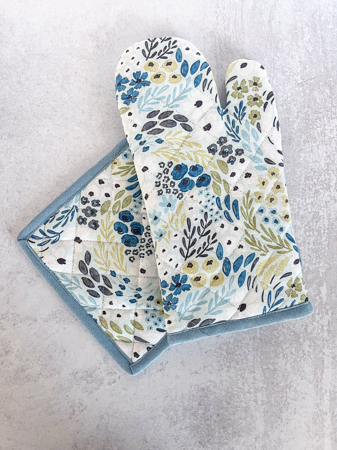 Waterfall Oven Mitt and Pot Holder Set