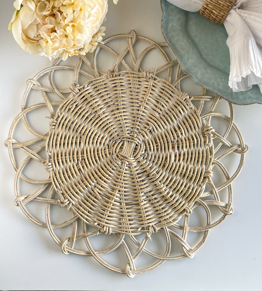 Wicker Flower Charger