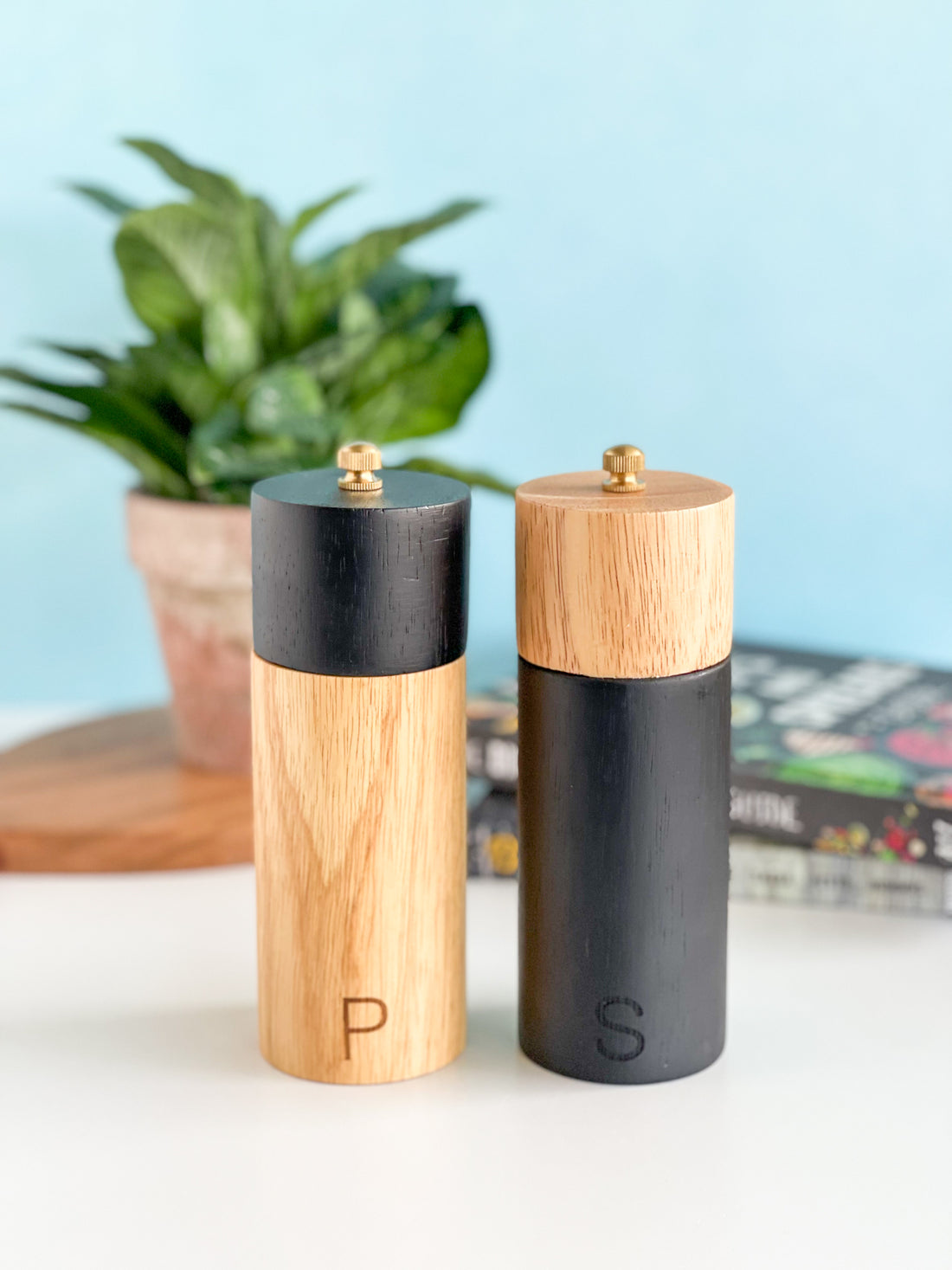 https://southernlyplace.com/cdn/shop/products/natural-and-black-salt-and-pepper-mills_1100x.jpg?v=1655481263